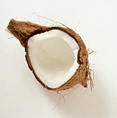 Längshalbierte Kokosnuß freigestellt 