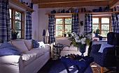 Wohnzimmer in blau und weiß: karierte Vorhänge