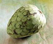 Eine ganze Cherimoya 