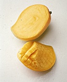 Laengshalbierte Mango mit eingeritztem Fruchtfleisch
