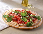 Pizza Margherita mit Rucola und Salami.