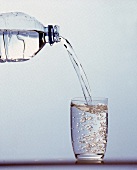 Ein Glas Mineralwasser wird eingeschenkt