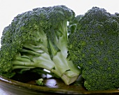 Brokkoli-Köpfe auf schwarzem Tablett 