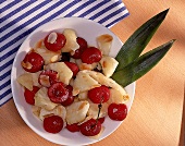 Trennkost (E): Obstsalat mit Ananas und Kirschen.