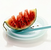 Stueck einer Wassermelone auf einem Teller