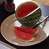 Aufgeschnittene Wassermelone auf einem Teller
