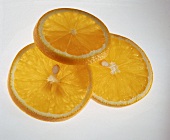 3 Orangenscheiben- freigestelltPA - Eine ganze Orange