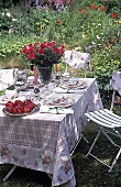 Kaffeetafel im Garten: weiß-rosa karierte Decke mit Rosenbordüre