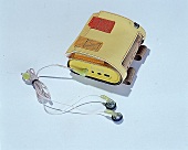 Gelber Walkman in Schutzhülle mit integrierter Tasche.