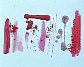 Make up in verschiedenen Rottönen auf einer Glasplatte