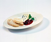 Gorgonzolakäse, Marmelade und zwei Weißbrotscheiben auf einem Teller