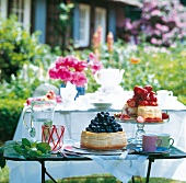 Sommerlich gedeckter Tisch mit Heidelbeerkuchen + Erdbeerkäsekuchen