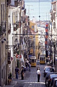 Blick in die Gassen der Altstadt mit zwei histor. Strassenbahnen