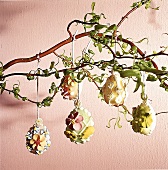 Zuckerblüteneier: ein verspielter Schmuck am Osterstrauß, Ast, Zweig