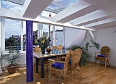 Sitzeecke m. Korbstühlen in Dachwohnung/weiss-blau