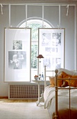 Auf Stoff kopierte Fotos als Sicht- schutz vor dem Schlafzimmerfenster