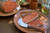 Paprikawurst und selbstgebackenes Brot/Mallorca