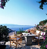 Terrasse mit Blick über die Küste und das Saronische Meer (Griechenl.)