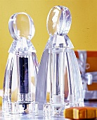 Eine Salz- und eine Pfeffermühle aus Plexiglas