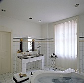 Badezimmer: weiß gefließt, Waschbecken aus schwarzem Granit