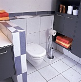 WC von halbhoher Wand vom Waschtisch abgeschirmt