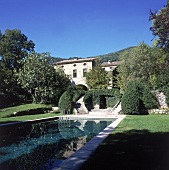 Landhaus im provenzalischem Stil mit Schwimmbecken