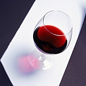 Ein Glas Rotwein von schraeg oben 