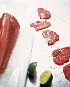 Roher Thunfisch wird mit Zitronensaft,Olivenoel+Knoblauch eingerieben