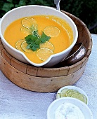 Moehren-Koriander-Suppe mit Limonenscheiben