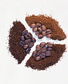 verschiedene Kaffeebohnen,dahinter der gemahlene Kaffee