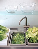 Salat wird in der Spüle gewaschen 