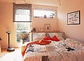 Schlafzimmer: Bett mit "Schriftbett-wäsche"