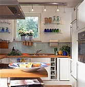 Küchenzeile, Spüle mit Sprizschutz aus Drahtglas