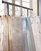 Transparente Vorhangstoffe aufgehängt auf Kleiderbügeln aus Draht