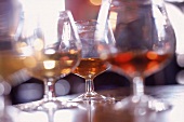 Gläser mit Whisky im Gegenlicht als Stillife