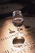 Junger Bourbon Whisky im Glas ,auf Holzfass