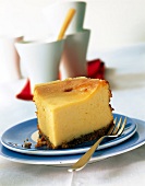 Tortenstück Cheesecake, Lieblingskuchen der New Yorker, auf e. Teller