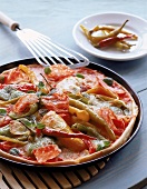 Pizza mit Paprika+Peperoni+Salami 