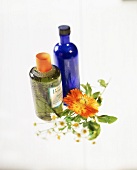 Zwei Flaschen Haarspülung mit Blüten (Kamille und Ringelblume)