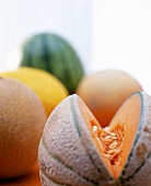 Angeschnittene Galia-Melone, Fruchtfleisch und Kerne sichtbar