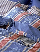 Blaue Bettwäsche mit rotem Streifendesign(Postkarten)