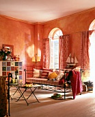 Wohnzimmer in warmen Erdfarben Ton in Ton, typisch für die Provence