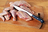 Hähnchen werden mit dem Messer zerteilt