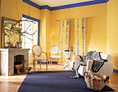 Wohnraum im Palais-Stil, helle Töne, kühle Eleganz  (Wände gelb/blau)