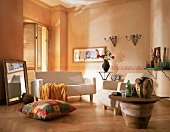 Wohnraum mit toskanischem Charme, warme Erdtöne, rustikale Accessoires