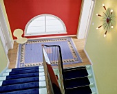 Treppenhaus mit roter + gelber Wand, 50er-Jahre-Stil