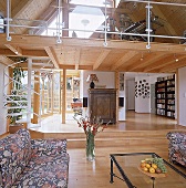 Offener Wohnbereich mit Galerie und Wintergarten