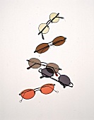 Fünf verschiedene Sonnenbrillen. 