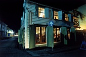 Julian's Restaurant in St. John's, bei Nacht von außen