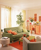 Wohnzimmer in apfelgrün und orange mit Sitzecke, Kommode und Tisch